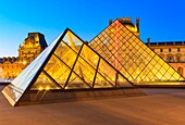 Frankreich, Paris, Welterbe der UNESCO, die Louvre-Pyramide des Architekten Ieoh Ming Pei und die Fassade des Richelieu-Pavillons im Napoleon-Hof