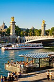 Frankreich, Paris, von der UNESCO zum Weltkulturerbe erklärtes Gebiet, Seine-Ufer, die Neuen Ufer vor der Brücke Alexander III.