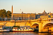 Frankreich, Paris, von der UNESCO zum Weltkulturerbe erklärtes Gebiet, Seine-Ufer, Brücke und Place de la Concorde mit Obelisk