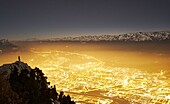 Frankreich, Isere, Le Moucherotte, Nachtansicht der Stadt Grenoble vom Gipfel des Vercors-Gebirges