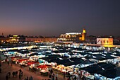 Marokko, Hoher Atlas, Marrakesch, Reichsstadt, Medina als Weltkulturerbe der UNESCO, Jemaa El Fna Platz in der Abenddämmerung, Restaurants Straßenstände