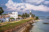 Sri Lanka, Südprovinz, Galle, Galle Fort oder Dutch Fort, das von der UNESCO zum Welterbe erklärt wurde, die Festungsmauern, die Meeran Jumma Moschee und der Leuchtturm