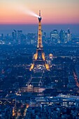 Frankreich, Pariser Gebiet, das von der UNESCO zum Weltkulturerbe erklärt wurde, Eiffelturm (© SETE-illuminations Pierre Bideau) und La Defense nach Sonnenuntergang