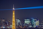 Frankreich, Pariser Gebiet, das von der UNESCO zum Weltkulturerbe erklärt wurde, Eiffelturm (© SETE-illuminations Pierre Bideau) und La Defense nach Sonnenuntergang