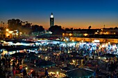 Marokko, Hoher Atlas, Marrakesch, Reichsstadt, Medina, von der UNESCO zum Weltkulturerbe erklärt, im Hintergrund der Jemaa el-Fna-Platz und das Minarett der Koutoubia-Moschee