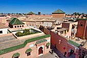 Marokko, Hoher Atlas, Marrakesch, Reichsstadt, Medina als Weltkulturerbe der UNESCO, die Ben-Youssef-Moschee und das Museum von Marrakesch, im Hintergrund die Ali-Ben-Youssef-Medersa (Koranschule)