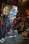 Marokko, Hoher Atlas, Marrakesch, Reichsstadt, Medina als Weltkulturerbe der UNESCO, Geschäfte im Ledersouk