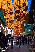 Marokko, Hoher Atlas, Marrakesch, Reichsstadt, Medina, von der UNESCO zum Weltkulturerbe erklärt, Geschäfte im Färbersouk, Wolltrocknung