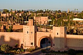 Marokko, Hoher Atlas, Marrakesch, von der UNESCO zum Weltkulturerbe erklärte Kaiserstadt, Medina, eines der Tore der Stadtmauer und der Eingang zum Royal Mansour Hotel