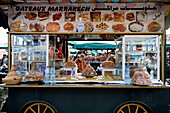 Marokko, Hoher Atlas, Marrakesch, Kaiserstadt, Medina, die von der UNESCO zum Weltkulturerbe erklärt wurde, Platz Jemaa El Fna, Verkäufer von Süßigkeiten und Gebäck