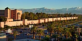 Marokko, Hoher Atlas, Marrakesch, Reichsstadt, Medina, von der UNESCO zum Weltkulturerbe erklärt, Luxushotel Mamounia hinter den Stadtmauern und der schneebedeckte Atlas im Hintergrund