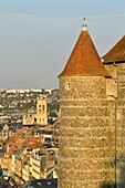 Frankreich, Seine Maritime, Pays de Caux, Cote d'Albatre (Alabasterküste), Dieppe, Schlossmuseum, das Schlossmuseum dominiert die Stadt und die Kirche Saint Jacques im Hintergrund