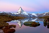 Schweiz, Kanton Wallis, Zermatt, das Matterhorn (4478m) vom Stellisee aus