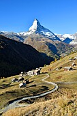Schweiz, Kanton Wallis, Zermatt, Findelntal, Weiler Findeln und das Matterhorn (4478m)