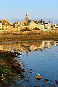 Frankreich, Finistere, Roscoff mit dem Uhrturm (1701) der Kirche Notre-Dame de Croaz Batz