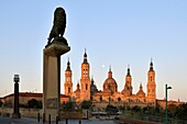 Spain, Aragon Region, Zaragoza Province, Zaragoza, Basilica de Nuestra Senora de Pilar and the Puente de Piedra on the Ebro River