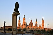 Spanien, Region Aragonien, Provinz Zaragoza, Zaragoza, Basilica de Nuestra Senora de Pilar und die Puente de Piedra am Ebro