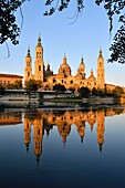 Spanien, Region Aragonien, Provinz Zaragoza, Zaragoza, Basilica de Nuestra Senora de Pilar und Fluss Ebro