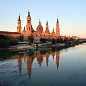 Spanien, Region Aragonien, Provinz Zaragoza, Zaragoza, Basilica de Nuestra Senora de Pilar und Fluss Ebro