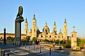 Spanien, Region Aragonien, Provinz Zaragoza, Zaragoza, Basilica de Nuestra Senora de Pilar und die Puente de Piedra am Ebro