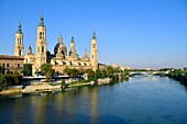 Spanien, Region Aragonien, Provinz Zaragoza, Zaragoza, Basilica de Nuestra Senora de Pilar und Fluss Ebro