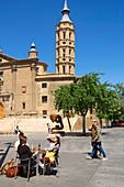 Spanien, Aragonien, Zaragoza, Plaza del Pilar, die Kirche San Juan de Los Panetes und ihr schiefer Glockenturm