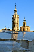 Spanien, Aragonien, Zaragoza, Plaza del Pilar, die Kirche San Juan de Los Panetes und ihr schiefer Glockenturm
