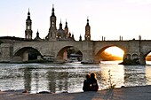 Spanien, Region Aragonien, Provinz Zaragoza, Zaragoza, Basilica de Nuestra Senora de Pilar und die Puente de Piedra am Ebro