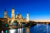 Spanien, Region Aragonien, Provinz Zaragoza, Zaragoza, Basilica de Nuestra Senora de Pilar und Fluss Ebro