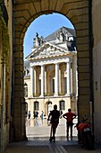 Frankreich, Cote d'Or, Dijon, von der UNESCO zum Weltkulturerbe erklärt, Place de la Libération (Platz der Befreiung) und der Palast der Herzöge von Burgund, in dem das Rathaus und das Museum der schönen Künste untergebracht sind