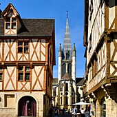 Frankreich, Cote d'Or, Dijon, von der UNESCO zum Weltkulturerbe erklärtes Gebiet, rue de la chouette mit Blick auf die Kirche Notre Dame
