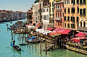 Italien, Venetien, Venedig, von der UNESCO zum Weltkulturerbe erklärt, die Ufer des Canal Grande vom Rialto aus gesehen