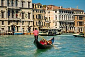 Italien, Venetien, Venedig auf der UNESCO-Liste des Weltkulturerbes, Gondel auf dem Canal Grande
