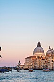 Italien, Venetien, Venedig auf der UNESCO-Liste des Weltkulturerbes, die Basilika Santa Maria Della Salute bei Sonnenuntergang