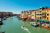 Italien, Venetien, Venedig, von der UNESCO zum Weltkulturerbe erklärt, die Ufer des Canal Grande vom Rialto aus gesehen