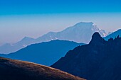 Frankreich, Savoie, Valloire, Massiv des Cerces, Radfahren Aufstieg des Col du Galibier, eine der Routen des größten Fahrrad Welt in der Welt, der Gipfel des Col du Galibier Blick auf den Mont Blanc