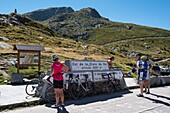 Frankreich, Savoyen, Saint Jean de Maurienne, im Umkreis von 50 km um die Stadt wurde der größte Radwanderweg der Welt angelegt. Radfahrer auf dem Gipfel des Passes des Eisernen Kreuzes