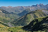 Frankreich, Savoyen, Saint Jean de Maurienne, in einem Umkreis von 50 km um die Stadt wurde das größte Radwandergebiet der Welt geschaffen. Am Kreuz des Eisernen Kreuzes, Blick auf das Tal von Saint Sorlin und die Nadeln von Arves