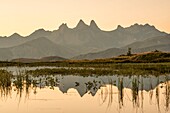 Frankreich, Savoyen, Saint Jean de Maurienne, unweit des Kreuzes des Eisernen Kreuzes, Sonnenaufgang auf den Nadeln von Arves und dem Guichard-See