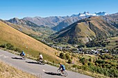 Frankreich, Savoyen, Saint Jean de Maurienne, in einem Radius von 50 km um die Stadt wurde das größte Radfahrgebiet der Welt angelegt. Besteigung des Kreuzes des Eisernen Kreuzes mit dem Club der 100 Pässe und dem Tal von Saint Sorlinn d'Arves