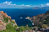 Frankreich, Corse du Sud, Golf von Porto, von der UNESCO zum Weltkulturerbe erklärt, im Hintergrund das Capo Rosso und das Naturschutzgebiet Scandola