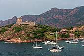 Frankreich, Corse du Sud, Naturschutzgebiet Scandola, von der UNESCO zum Weltkulturerbe erklärt, Dorf Girolata