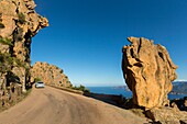 Frankreich, Corse du Sud, Golf von Porto, von der UNESCO zum Weltkulturerbe erklärt, Calanques de Piana zu den Felsen aus rosa Granit