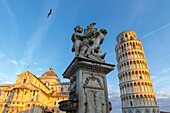 Italien, Toskana, Pisa, Piazza dei Miracoli, von der UNESCO zum Weltkulturerbe erklärt, Kathedrale Notre Dame de l'Assomption, Turm von Pisa und Skulptur des Engelsbrunnens