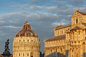 Italien, Toskana, Pisa, Piazza dei Miracoli (UNESCO-Welterbe), Kathedrale Notre Dame de l'Assomption, Baptisterium und Skulptur des Engelsbrunnens