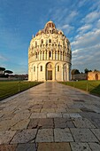 Italien, Toskana, Pisa, Piazza dei Miracoli, von der UNESCO zum Weltkulturerbe erklärt, das Baptisterium