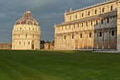 Italien, Toskana, Pisa, Piazza dei Miracoli, von der UNESCO zum Weltkulturerbe erklärt, Kathedrale Notre Dame de l'Assomption und Baptisterium
