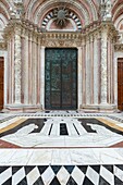 Italien, Toskana, Siena, historisches Zentrum, von der UNESCO zum Weltkulturerbe erklärt, Westfassade der Kathedrale Notre Dame de l'Assomption