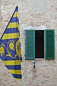 Italien, Toskana, Siena, historisches Zentrum, von der UNESCO zum Weltkulturerbe erklärt, Banner der Tortuca (Turtoise) condrade an einer Fassade im historischen Zentrum aufgehängt