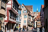 Frankreich, Haut Rhin, Route des Vins d'Alsace, Colmar, Fassade eines traditionellen Hauses, in dem sich das Restaurant Le Fer Rouge in der Straße Marchands befindet